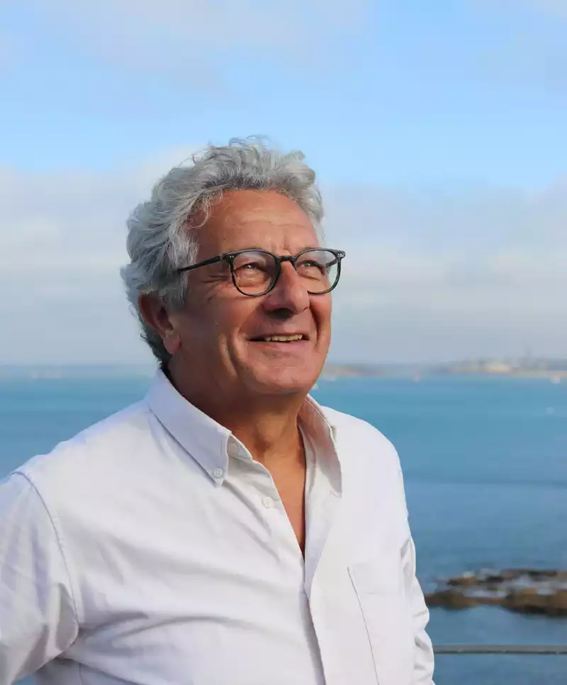 Photo de Guillaume Dufresne devant la mer à Dinard