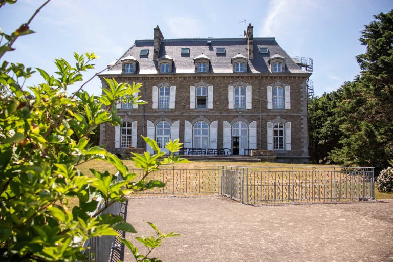 Vue de face du château de la Fondation