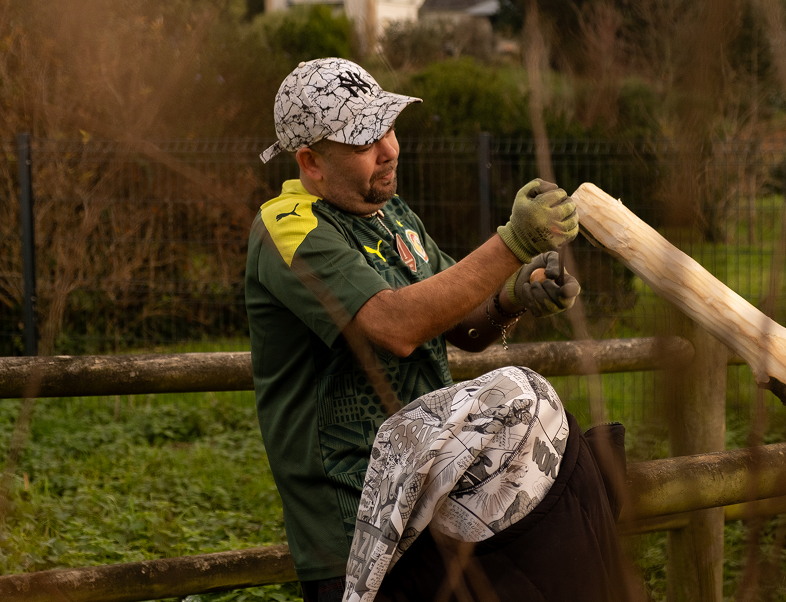 4232de3f0345c5baa8e941e573c72f94fe818951 Personne limant du bois