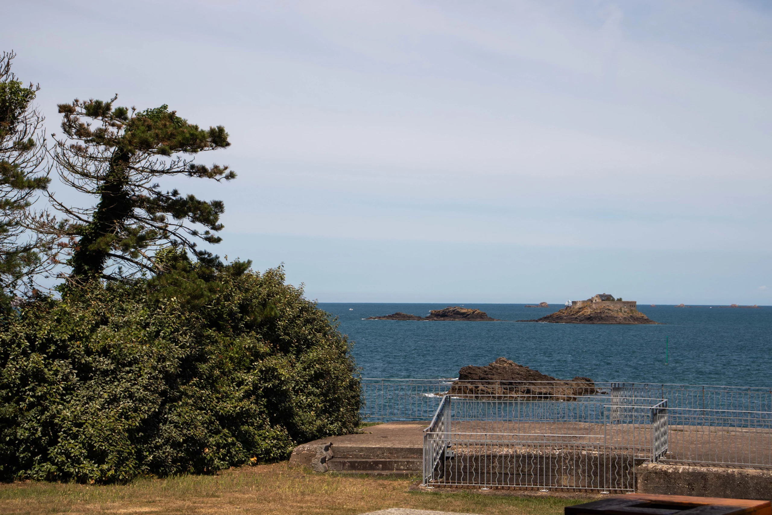 4232de3f0345c5baa8e941e573c72f94fe818951 Vue mer face au château hébert